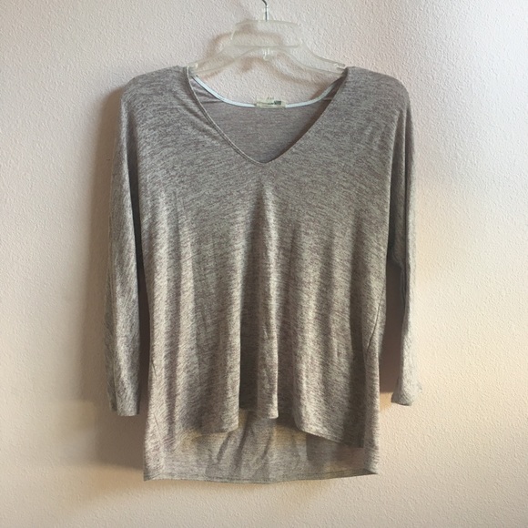 Aritzia Sweaters - 🌟Aritzia Wilfred Free v-neck lightweight sweater